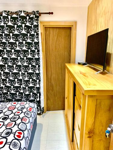 a room with a black and white baseball cap curtain at Hostal Maitencillo Norte in Maitencillo