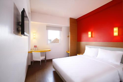Ліжко або ліжка в номері Amaris Hotel Cilegon