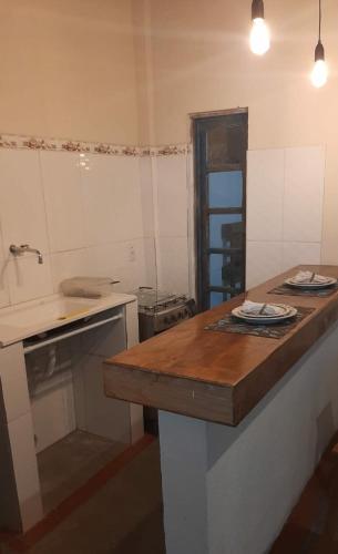 uma cozinha com um balcão e um lavatório em Kitnet 1 - Apart-Hotel Premium em Sete Lagoas