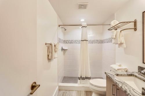 een witte badkamer met een douche en een toilet bij Oceana 203 West in St Pete Beach