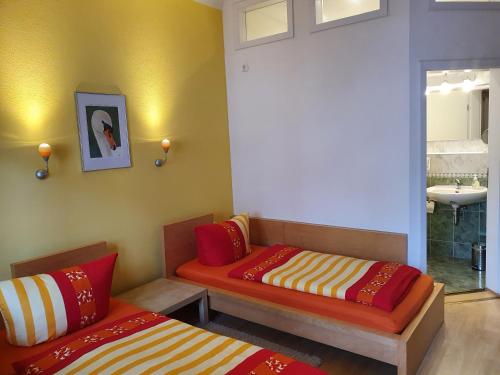 a room with two beds and a sink at Pension Refugium überm Schwansee in Weimar