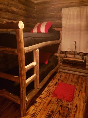 a room with two bunk beds in a cabin at Cabañas LA IRMA in Villa Ciudad Parque