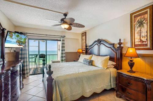 - une chambre avec un lit et une vue sur l'océan dans l'établissement Villa Madeira 504 - Premier, à St. Pete Beach