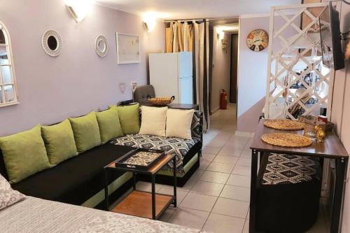 salon z kanapą i stołem w obiekcie Liva Studio center Thessaloniki, Agias Sofias w Salonikach