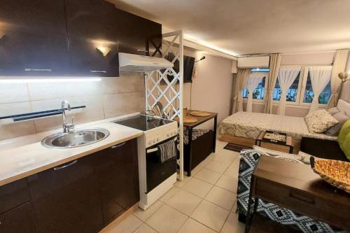 małą kuchnię ze zlewem i sypialnię w obiekcie Liva Studio center Thessaloniki, Agias Sofias w Salonikach