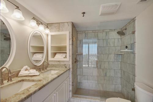 een badkamer met 2 wastafels en een douche bij Trillium 5A - Premier in St Pete Beach