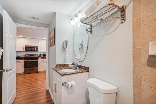 biała łazienka z toaletą i umywalką w obiekcie Sunset Vistas 407S w St Pete Beach
