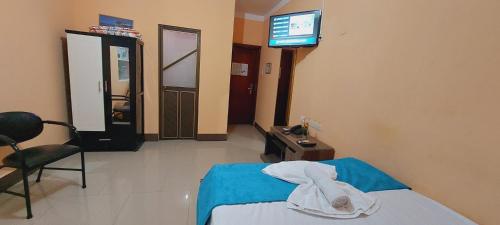 a hospital room with a bed and a tv at Hotel Platinum Class in Nueva Loja