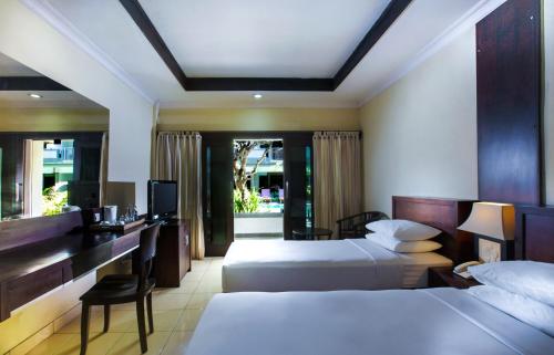 Postel nebo postele na pokoji v ubytování Champlung Mas Hotel Legian