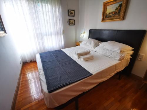 - une chambre avec un grand lit et une tête de lit noire dans l'établissement CB88, à Barcelone