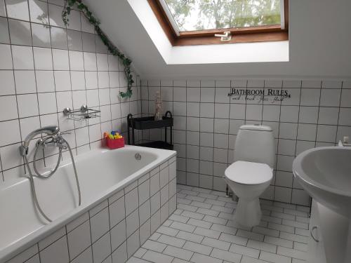 y baño con bañera, aseo y lavamanos. en Kustverhuur, Vakantiepark Fort Soleil 28 en Breskens