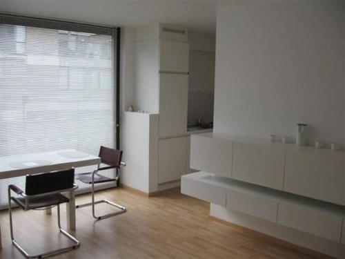 Design Apartment Pandreitje Brugge في بروج: غرفة مع طاولة وكراسي ونافذة كبيرة
