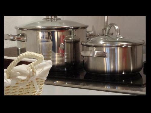 una pentola e un cesto sopra una stufa di Domus Romanus a Lubiana