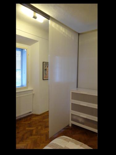 una camera da letto con pareti bianche e una finestra di Domus Romanus a Lubiana