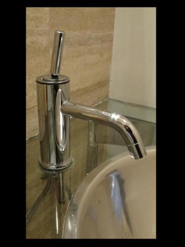un lavandino del bagno con un rubinetto cromato di Domus Romanus a Lubiana