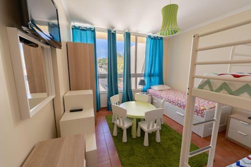 um quarto com beliches, uma mesa e uma secretária em Vista Mar em Porto Santo