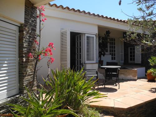 a patio of a house with a table and chairs at Tranquilos estudios cerca de la playa in Cadaqués