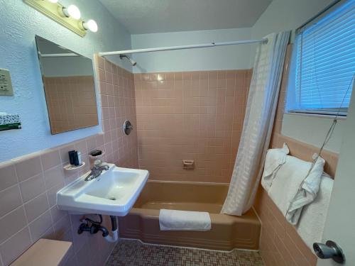 Ett badrum på American Safari Motel