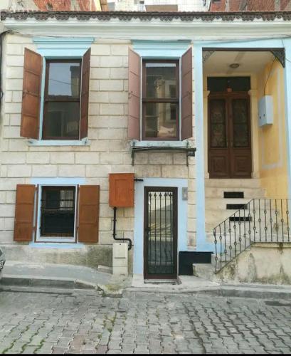 a building with a door on the side of it at HemDemKonakdenemekapalı in Konak