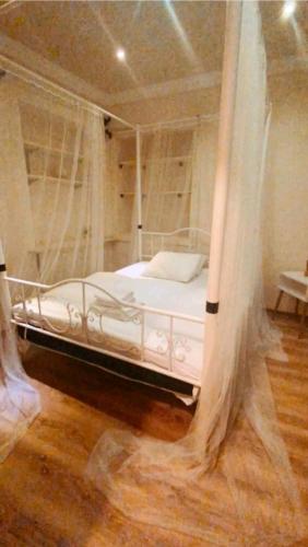 Uma cama ou camas num quarto em HemDemKonakdenemekapalı