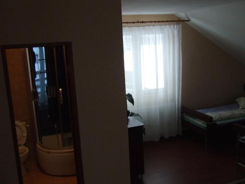 カヴニクにあるCasa Bryannaの窓付きのバスルーム、洗面台、トイレが備わります。