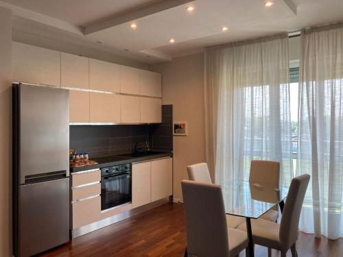 Η κουζίνα ή μικρή κουζίνα στο Achille Apartment