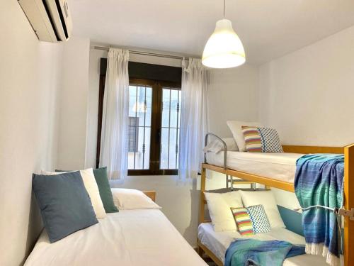 Habitación con 2 literas y ventana en Casa Dora Puzol, a 180 m de la playa, en Puzol