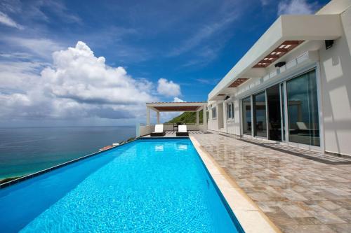 una casa con piscina junto al océano en Picturesque 1 bedroom apartment, en Koolbaai
