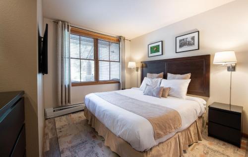 Ένα ή περισσότερα κρεβάτια σε δωμάτιο στο Zephyr Mountain Lodge Premium-Rated 1102
