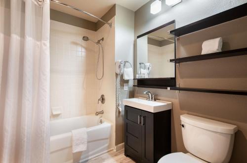 Ένα μπάνιο στο Zephyr Mountain Lodge Premium-Rated 1102