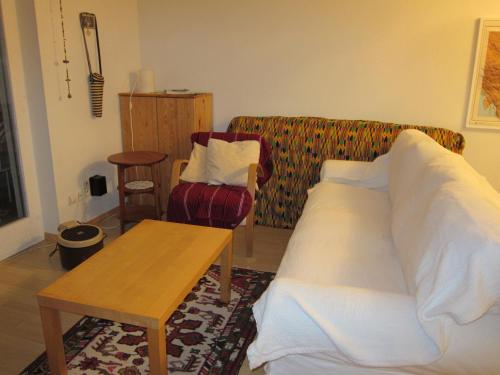 a bedroom with a bed and a table and a chair at 2.5-Zimmer-Wohnung Balkon freie See- und Bergsicht, Garage PPe in Engelberg