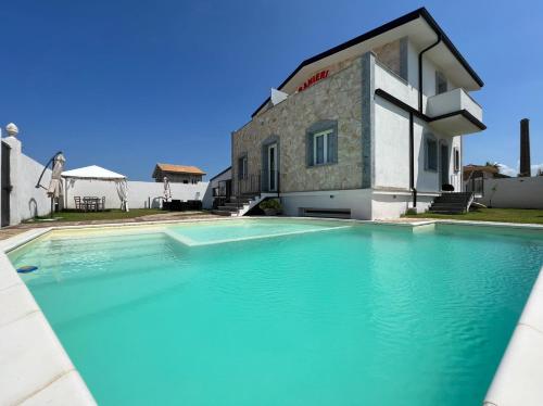 een zwembad voor een gebouw bij B&B Ranieri in Gioia Tauro