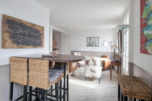 une salle à manger avec une table et des chaises dans l'établissement Appartement L'Îlot au centre du port de Saint Martin, à Saint-Martin-de-Ré