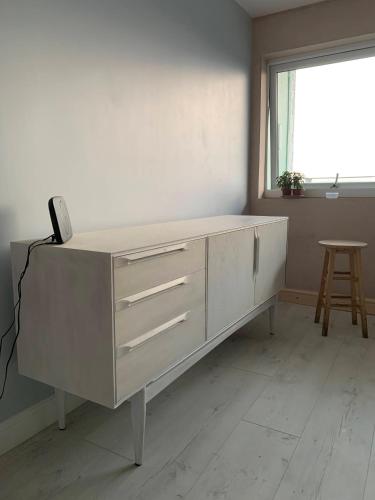 - un bureau blanc dans une chambre avec fenêtre dans l'établissement Penthouse Crete tower, à Liverpool