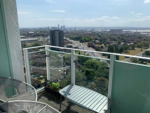 d'un balcon avec deux chaises et vue sur la ville. dans l'établissement Penthouse Crete tower, à Liverpool