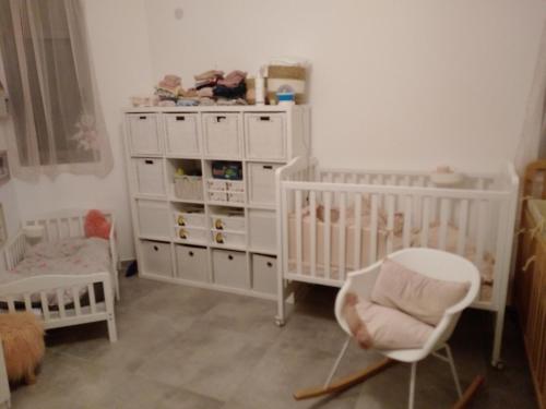 a nursery with white cribs and a white dresser at דירה מהממת ברעננה לשומרי שבת וכשרות in Ra‘ananna