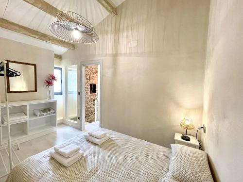 1 dormitorio con cama blanca y espejo en The Cliffs - Casa Valdeflores, en Viveiro