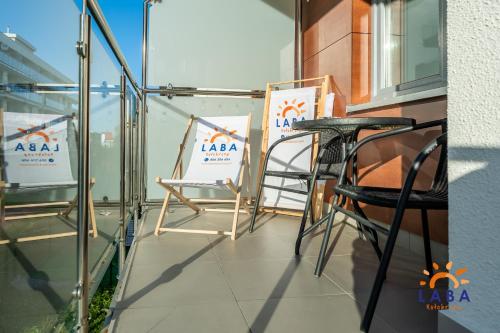 Balkón alebo terasa v ubytovaní LABA Kołobrzeg Apartamenty BURSZTYNOWE z miejscami postojowymi