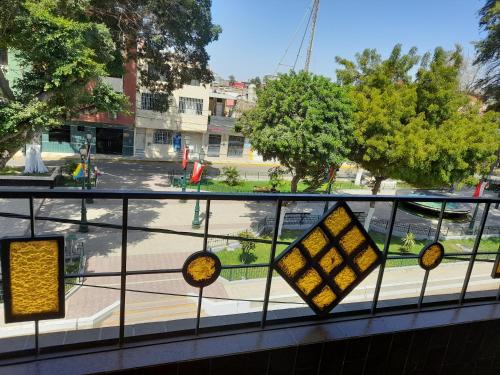 widok na ulicę z okna z żółtymi znakami w obiekcie Hospedaje bolognesi w mieście Piura