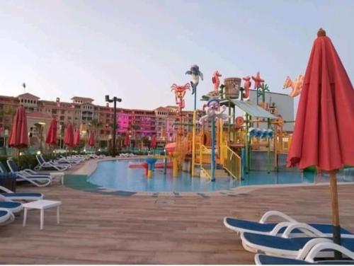 um resort com um parque aquático com um escorrega aquático em Porto Sharm hosts & apartments em Sharm el Sheikh