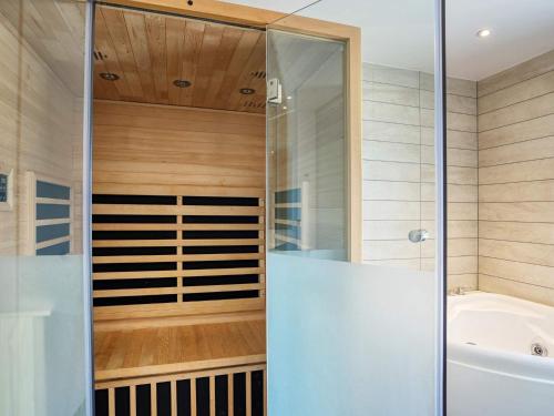 Vannituba majutusasutuses 9 person holiday home in Dannemare