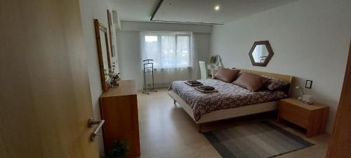 - une petite chambre avec un lit et un miroir dans l'établissement Casablanca, à Sion