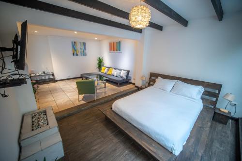a bedroom with a bed and a couch in a room at Vistas del Conde in Heredia