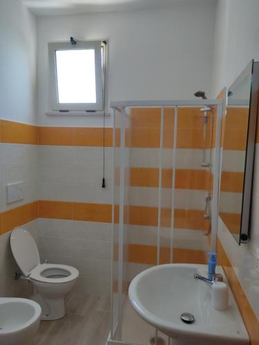 łazienka z toaletą i umywalką w obiekcie Piccola LoLu w mieście Ortona