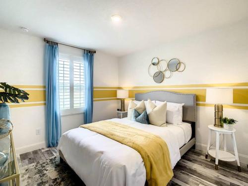 - une chambre avec un grand lit blanc et des rideaux bleus dans l'établissement Luxurious Villa near Disney with Resort Amenities, à Davenport