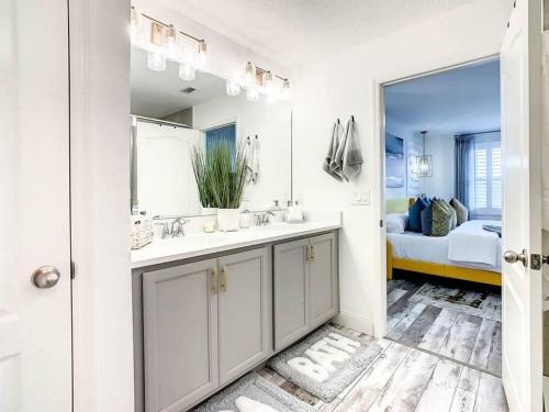 La salle de bains est pourvue d'un lavabo et d'un miroir. dans l'établissement Luxurious Villa near Disney with Resort Amenities, à Davenport