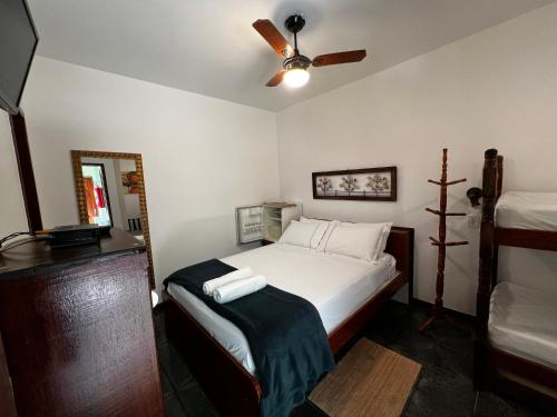 Schlafzimmer mit einem Bett und einem Deckenventilator in der Unterkunft Porto Abraão Pousada in Abraão