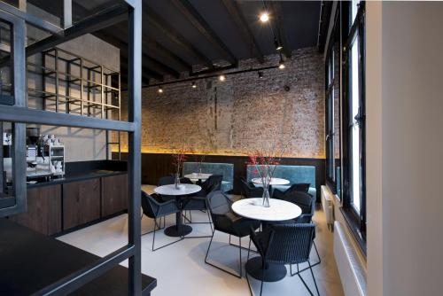 a kitchen with a table and chairs in it at PH Hotel Oosteinde in Amsterdam