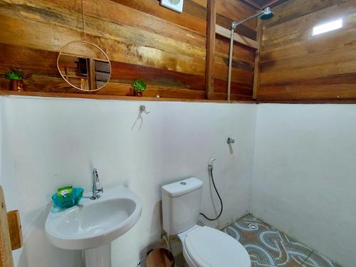 uma casa de banho com um WC e um lavatório em Pousada AldeiA Cotijuba em Belém