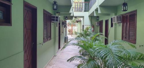 un couloir d'une maison avec des plantes dans la cour dans l'établissement Porto Abraão Pousada, à Abraão